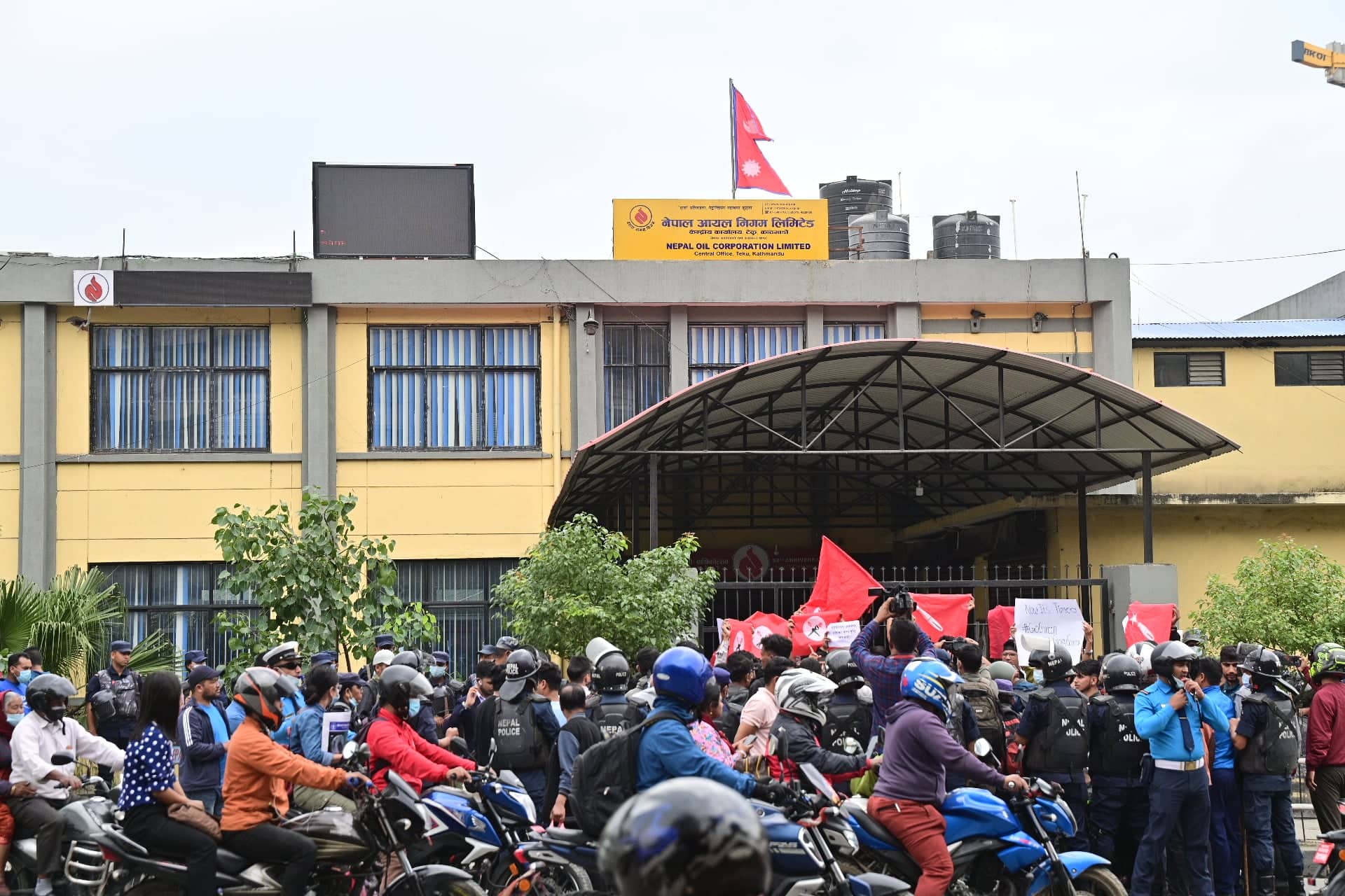 इन्धनकाे मूल्यवृद्धि फिर्ता लिन माग राख्दै विद्यार्थीले आयल निगम घेरे (तस्वीरहरू)